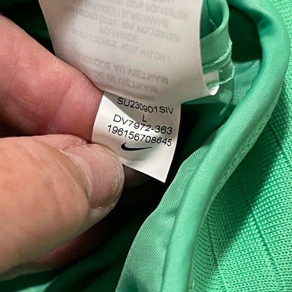 Nike sportswear essential woven varsity Green Sz. Large - Picture 8 of 14